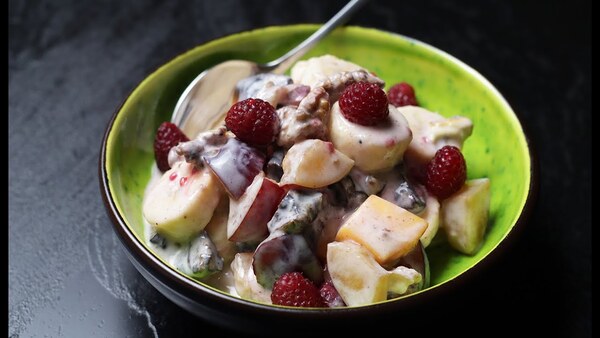 Colazione semplice con frutta e ingredienti naturali